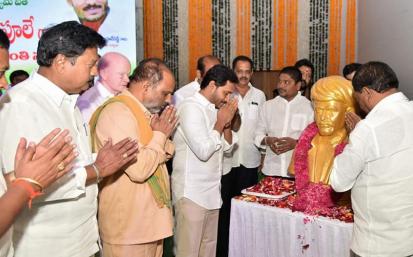 AP CM YS Jagan paying tributes to Mahatma Jyotiba Phule Garu - Photo Gallery - YSRCongress