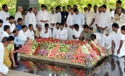 YS Jagan pays tribute to YSR at Idupulapaya Photo Gallery - YSRCongress