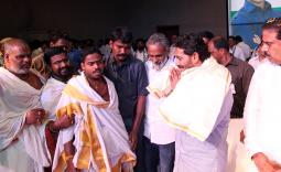 YS Jagan welcomes Malladi Vishnu into party